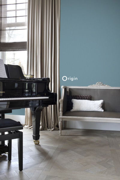 Raumansicht mit Flügel, Bank und Vorhängen