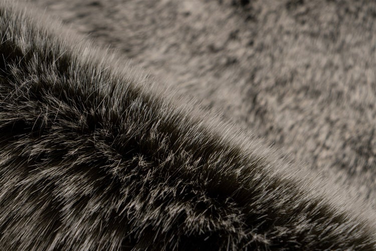 Draufsicht auf eine barrierefreie Sitzbadewanne mit integriertem Sitz, verchromten Haltegriffen, Antirutschboden und blauem Duschvorhang.