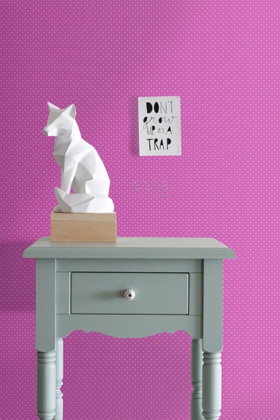 Dekoratives Zimmer mit kleinem Tisch, geometrischer Fuchsfigur und Wandbild.