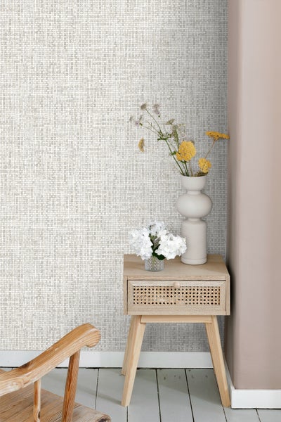 Szene mit Textiltapete und einem Nachttisch aus Holz