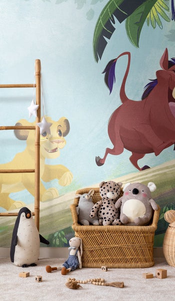 Kinderzimmer mit Dschungel Wandbild, Leiter und Stofftieren in einem Korb