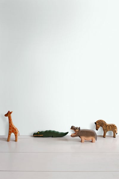 Holzspielzeugtiere, bestehend aus Giraffe, Krokodil, Nilpferd und Zebra
