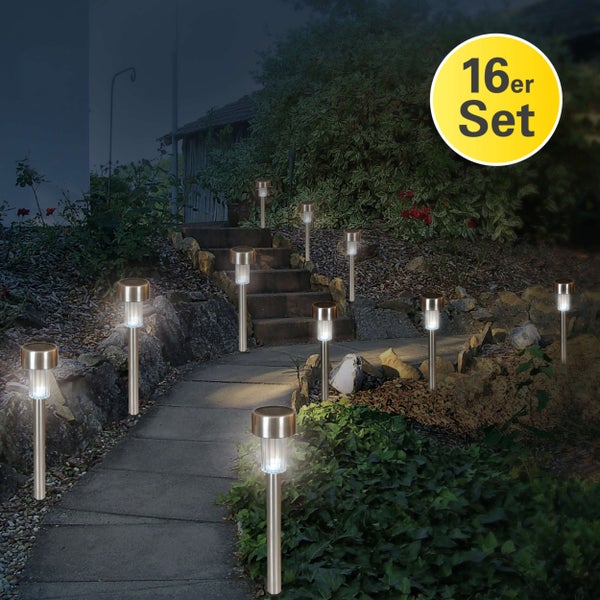 Dekorative Gartenbeleuchtung: 16er Set Solarleuchten entlang eines Gartenwegs.