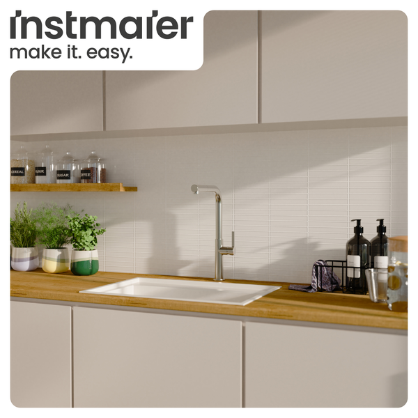 Küchenszene mit Spüle, Armatur, Fliesen und Dekoration