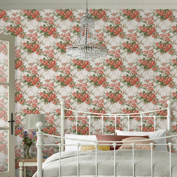 Schlafzimmer mit Vliestapete im Landhausstil mit Rosenmuster und Gitterdesign, kombiniert mit einem Eisenbett und Kristallkronleuchter.