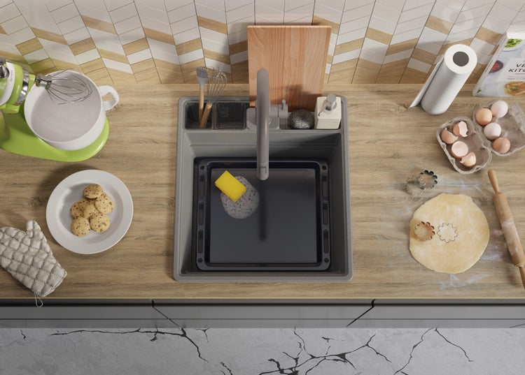 Küchenszene mit Spüle, Backblech, Spülmittel, gelbem Schwamm, Teig, Ausstechformen, Nudelholz, Keksen und Küchenmaschine