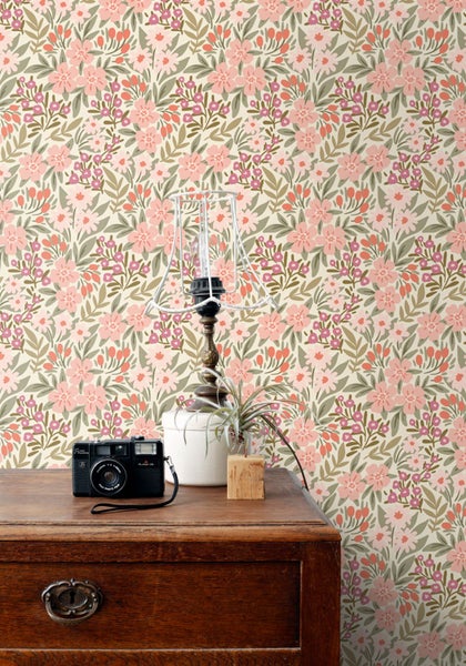 Blumentapete mit floralem Muster im Interieur.