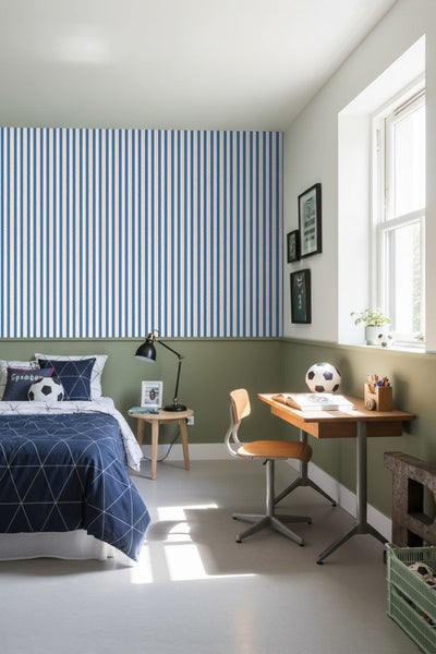 Dekoriertes Jugendzimmer mit Bett, Schreibtisch und gestreifter Tapete