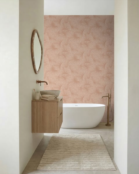 Modernes Badezimmer mit freistehender Badewanne, hängendem Waschtisch aus Holz und einer Tapete mit Fächermuster.