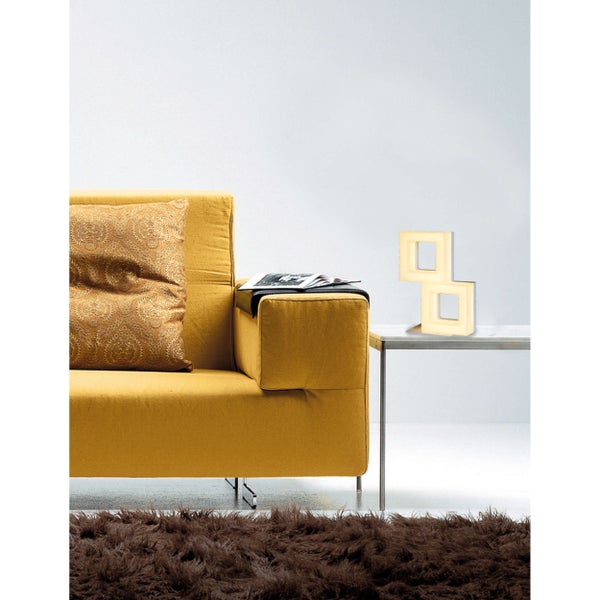 Wohnzimmerszene mit gelbem Sofa, Beistelltisch und dekorativer Lampe