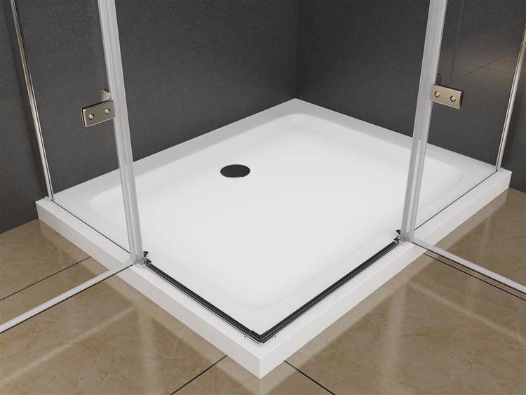 Quadratische Duschwanne mit Duschkabine im Badezimmer.