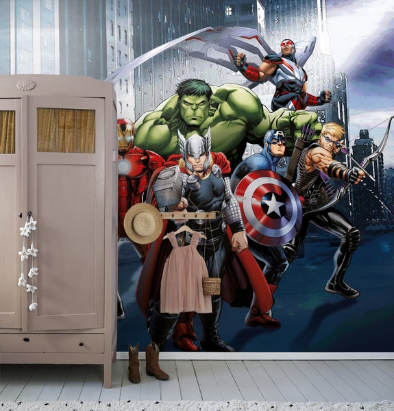 Zimmer mit Avengers-Fototapete, Kleiderschrank, Kleid und Accessoires