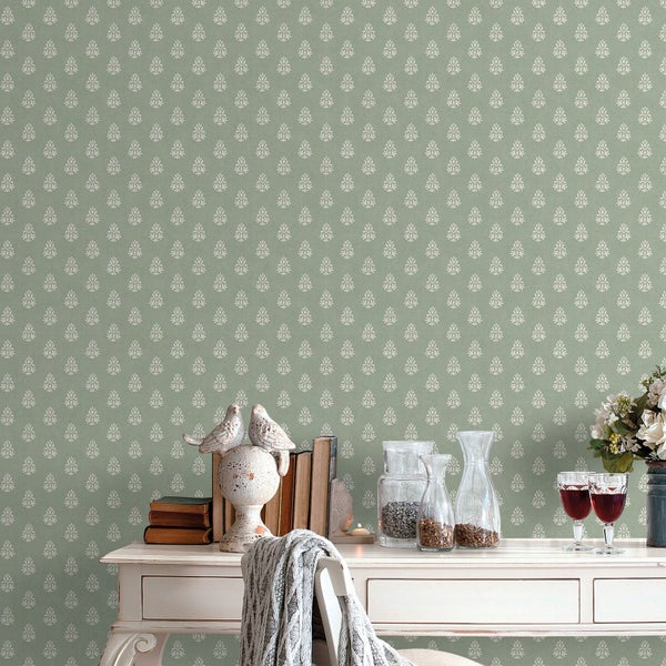 Dekorative grüne Tapete mit weißem Blumenmuster im Interieur.