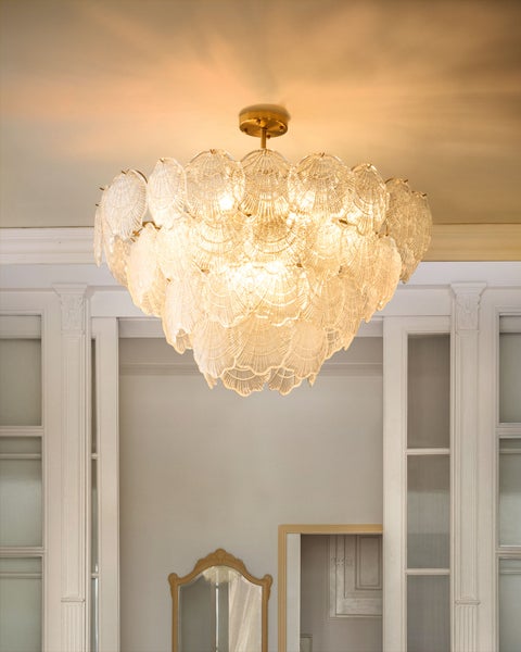 Dekorative Deckenleuchte mit Muscheldekor in einem hellen Raum