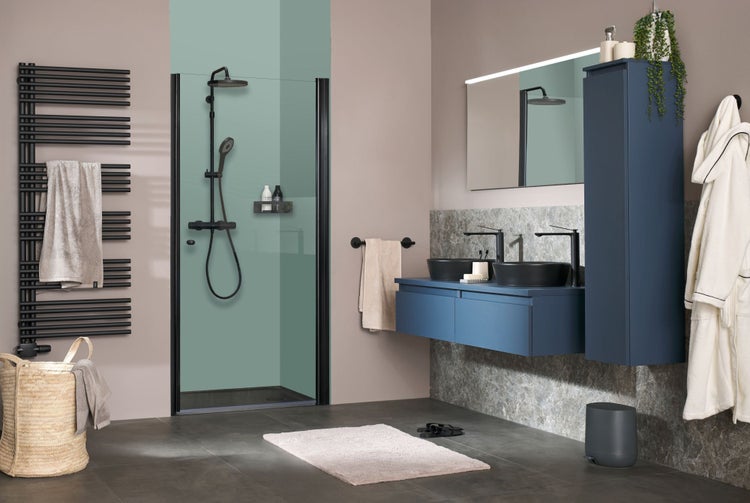 Modernes Badezimmer mit Dusche, Waschtisch, Spiegel und Handtuchwärmer