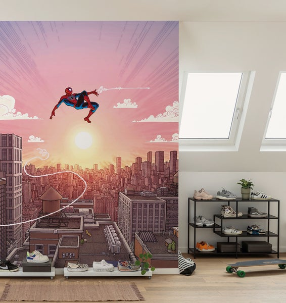 Ein Zimmer mit einer Wandtapete von Spider-Man, Schuhregalen und einem Skateboard.