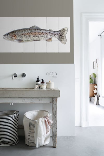 Badezimmer mit Waschbecken, Wäschekörben und Wandbild mit Fischmotiv.