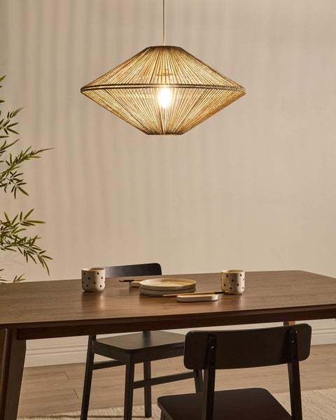 Esstisch-Szene mit Hängelampe, Geschirr und Stühlen für eine helle und organisierte Atmosphäre