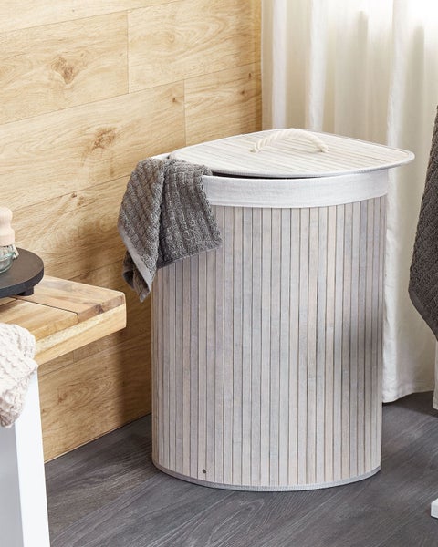 Wäschekorb aus Bambus mit Stoffeinsatz, Deckel und Seilgriff.