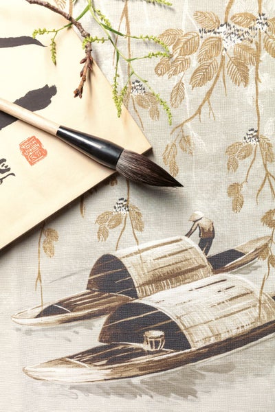 Schlafzimmer mit floraler Tapete, Korbleuchte und Flechtteppich