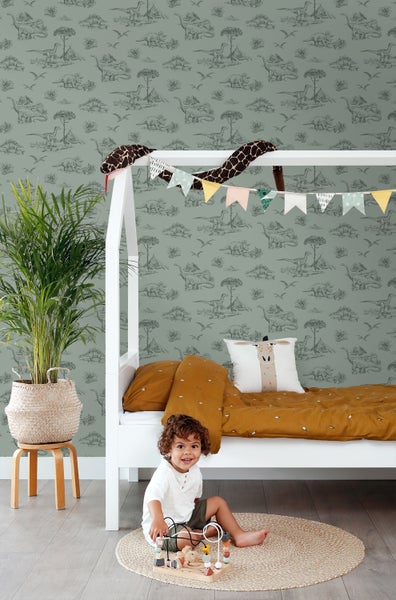 Kinderzimmer mit Kinderbett, Pflanze und Dinosaurier Tapete