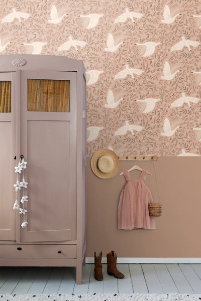 Raumansicht mit Tapete, Schrank, Hut, Kleid und Stiefeln