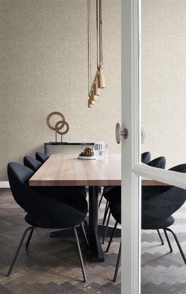 Esszimmer mit Holztisch, schwarzen Stühlen und moderner Beleuchtung