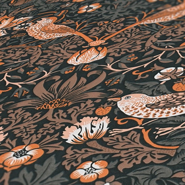 Dekoratives Wohnambiente mit gemusterter Tapete, Kommode und Zimmerpflanze