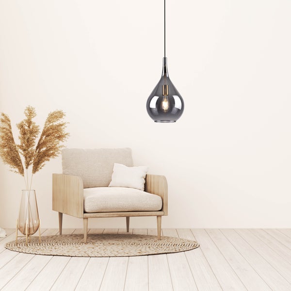 Helle und geräumige Inneneinrichtung mit Sessel, Pendelleuchte und Dekorationen