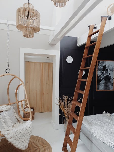 Helles Zimmer mit Hängekorbsessel, Leiter zum Hochbett und Pendelleuchte