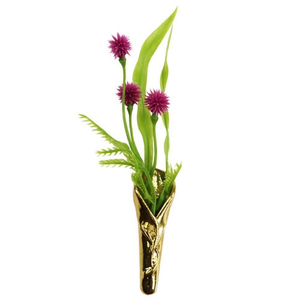 Kunstblumenarrangement mit lila Blüten in goldener Vase