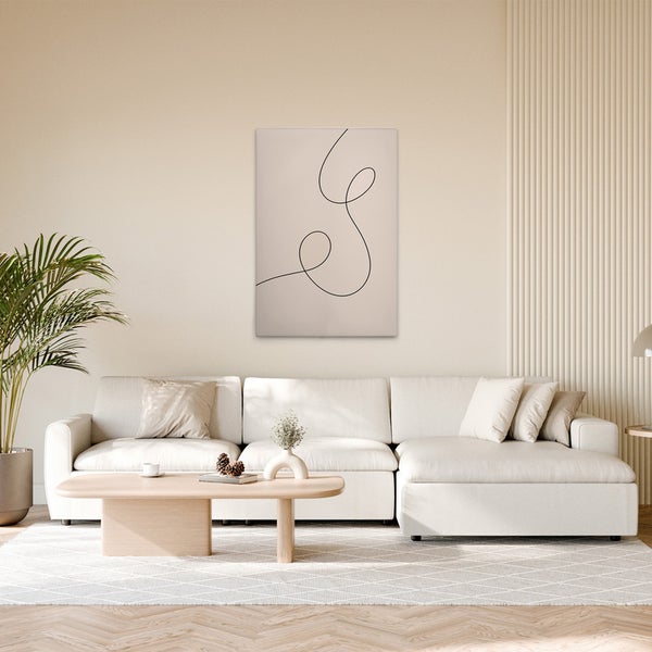 Wohnzimmer mit Sofa, Tisch und Wandbild mit Linienmuster