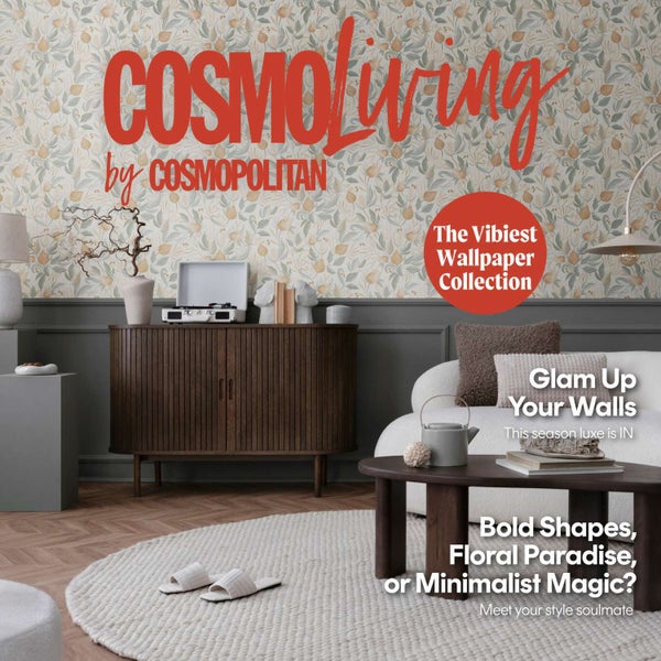 Wohnzimmer mit geblümter Tapete aus der CosmoLiving Kollektion, ergänzt durch ein dunkles Holzsideboard und eine helle Sitzgruppe.