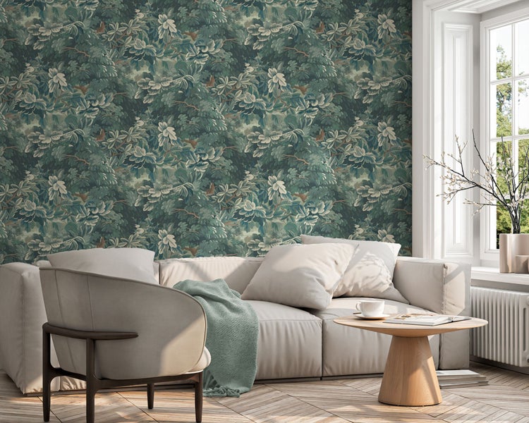 Wohnzimmer mit Sofa, Sessel und floral gemusterter Tapete