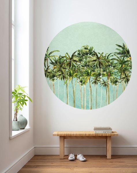 Wanddekoration mit Palmenmotiv in einem hellen Raum