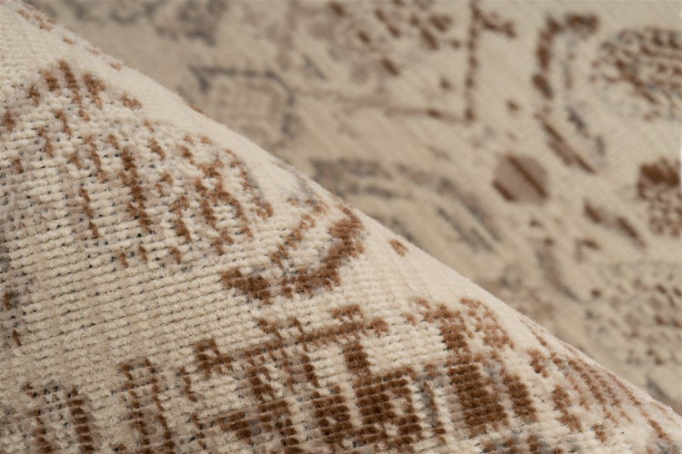 Nahaufnahme eines gemusterten Teppichs mit gewebter Textur und dekorativem Muster.