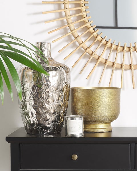 Dekorative Szene mit Spiegel, Vase, Übertopf und Duftkerze auf einem Schrank