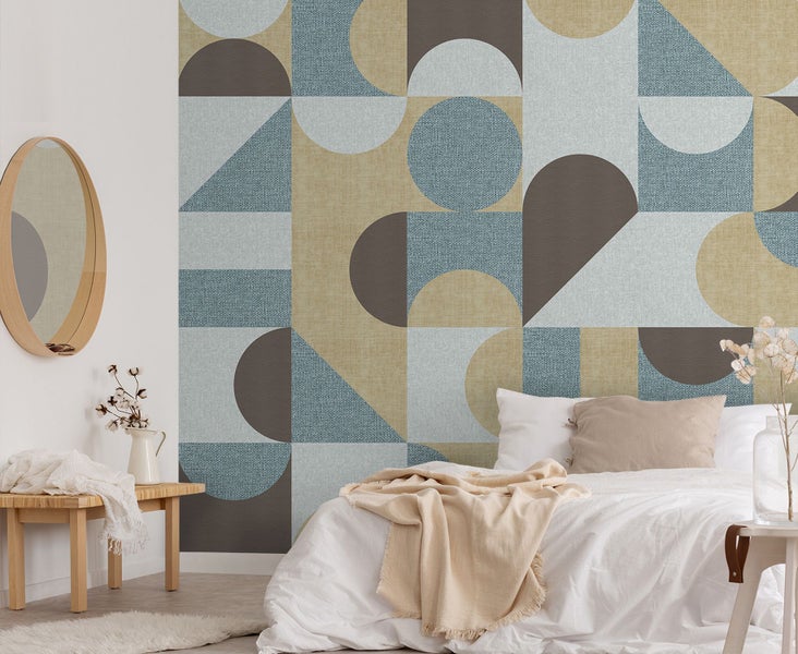 Schlafzimmer mit geometrischer Mustertapete, Bett und Beistelltisch