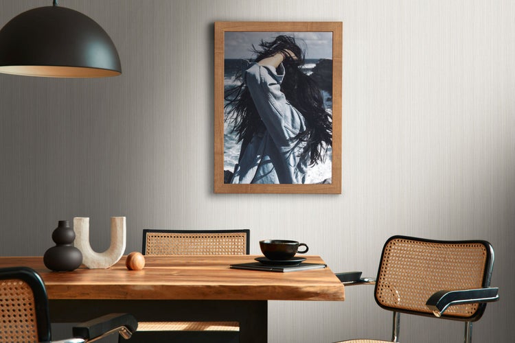 Nahaufnahme einer strukturierten Tapete mit horizontalen Linien