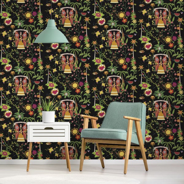 Dekoratives Zimmer mit gemusterter Tapete, Beistelltisch und Stuhl.