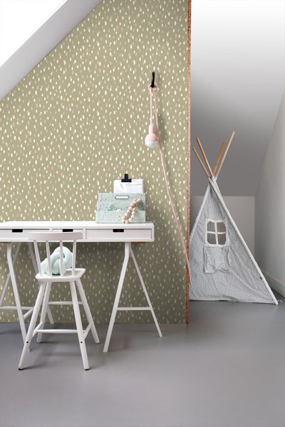 Helles Kinderzimmer mit Schreibtisch, Stuhl und Spielzelt in einem Raum mit Tapete mit Punktmuster.