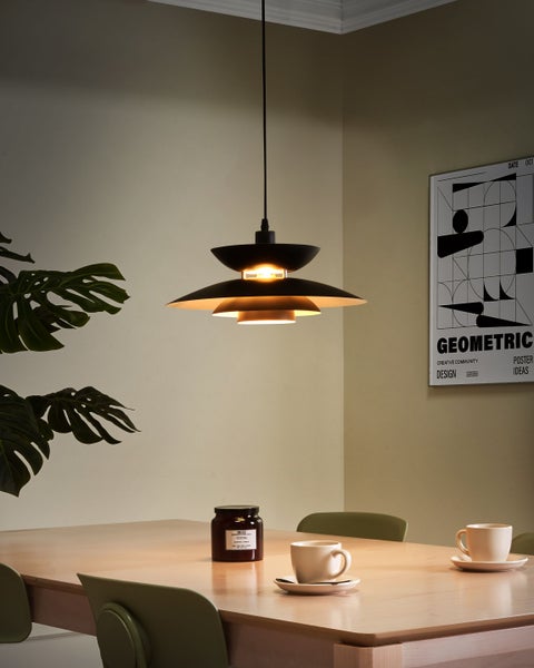 Esszimmer mit Esstisch, Stühlen und Hängeleuchte