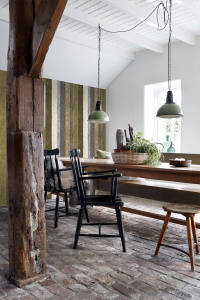 Esszimmer mit Holztisch, Stühlen, Lampen und dekorativer Tapete