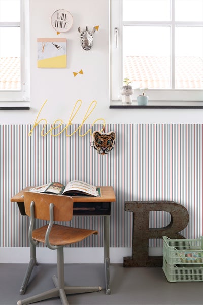 Dekoratives Kinderzimmer mit Schreibtisch, Stuhl und gestreifter Tapete