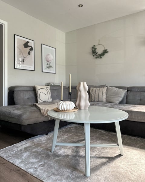 Goldene Pendelleuchte mit Metalldrahtschirm