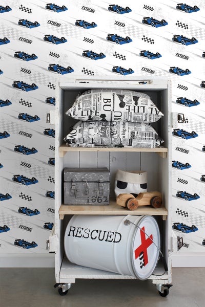 Jugendzimmer mit Schreibtisch, Hocker und Rennwagen-Tapete