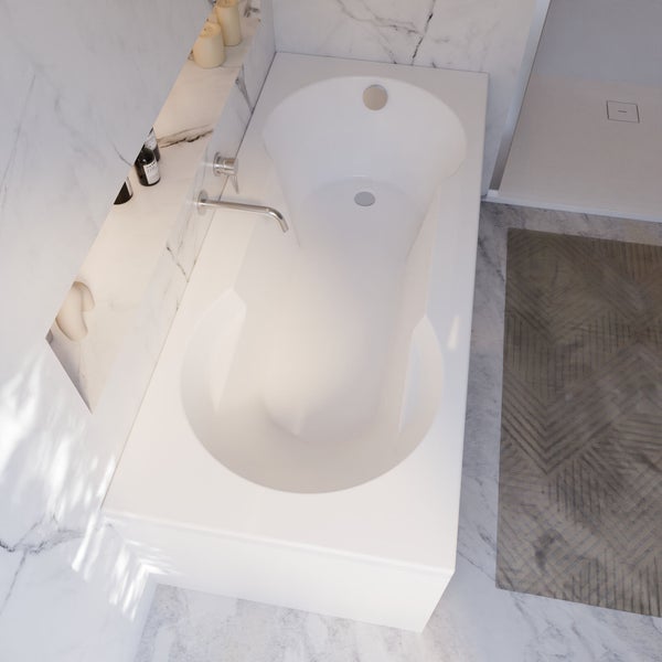 Aufnahme einer Badewanne in einem Badezimmer mit Marmorwänden und einem gemusterten Teppich.