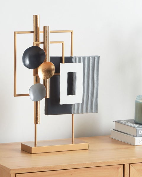 Dekorative Skulptur mit abstrakten Formen auf einem Tisch