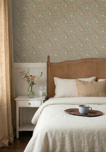 Vliestapete mit floralem Blumenmuster an der Wand über einer weißen Holzvertäfelung in einem hell eingerichteten Schlafzimmer.