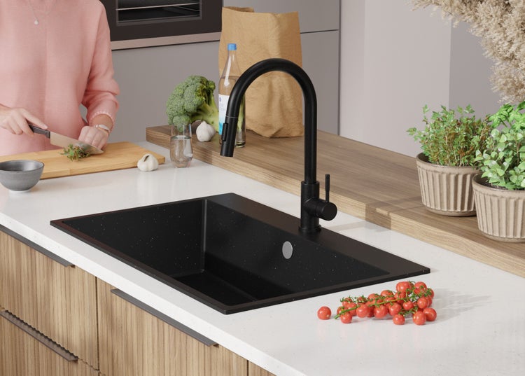 Schwarzes Spülbecken mit Armatur in einer hellen Küche